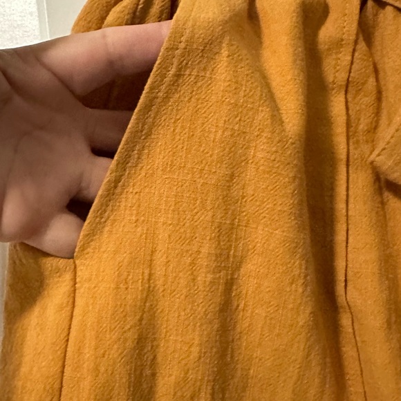 Short for Women, Mid/High-rise elastic waistband, Pockets both sides. - Picture 4 of 6